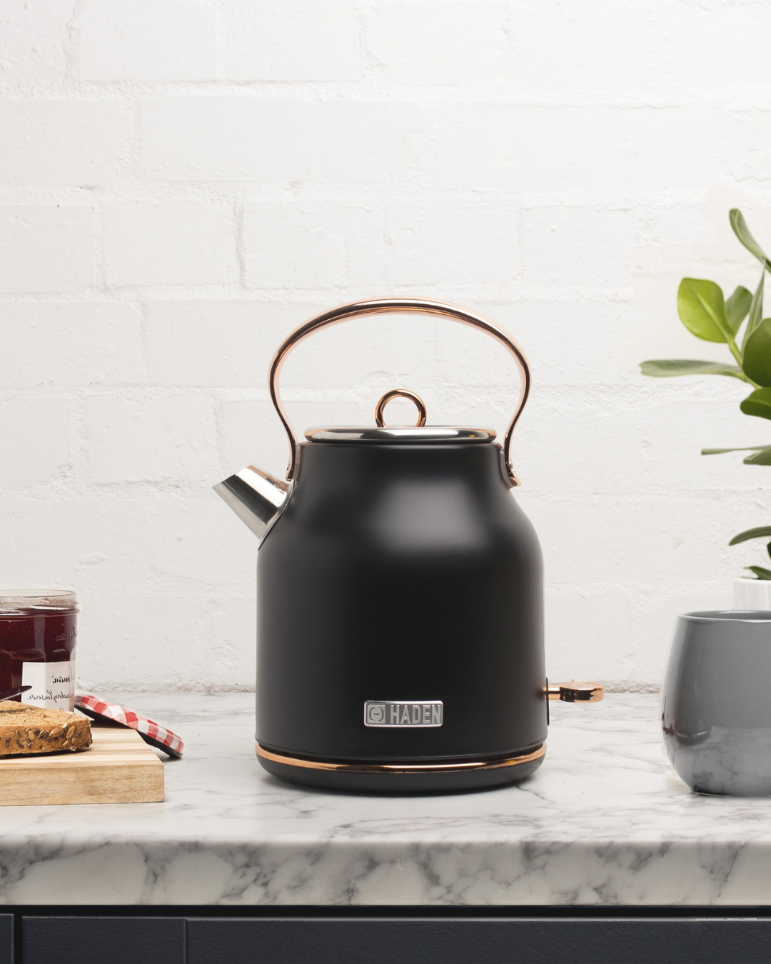 Ditch the Plastic – Dr. L Recommends These Stunning Plastic-Free Kettles for a Healthier Kitchen